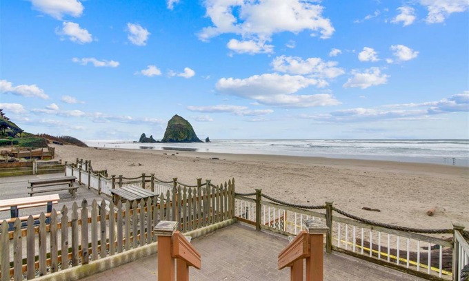 Downtown Cannon Beach House | 455 m² House ∙ 5 bedrooms ∙ 10 guests
