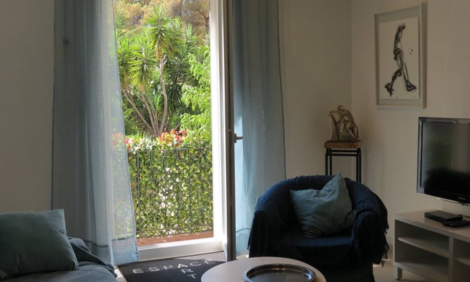 Antibes Old Town Apartment | 45m2 loft, former art gallery, Antibes, near sea and old town with parking