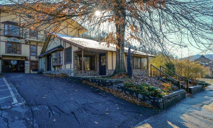 Gatlinburg Cabin | 465 m² Cabin ∙ 5 bedrooms ∙ 50 guests