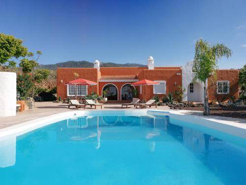 Granadilla de Abona Villa | 470 m² Villa ∙ 4 bedrooms ∙ 11 guests