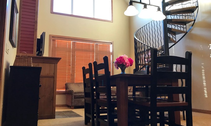 Kellogg Condo | 475Penthouse Loft Mt./Village View