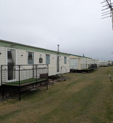 Ingoldmells House | 48-3 Coral beach 8 berth 3 bedrooms lead person must be over 30