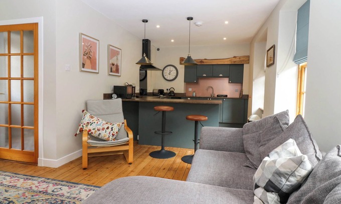 Jedburgh Cottage | 49 CASTLEGATE, pet friendly, character holiday cottage in Jedburgh