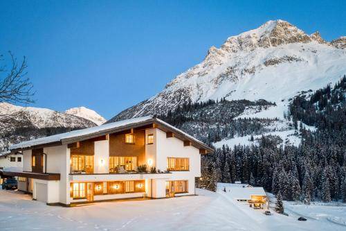 Zug Ski Chalet | 496 m² Chalet ∙ 8 bedrooms ∙ 18 guests