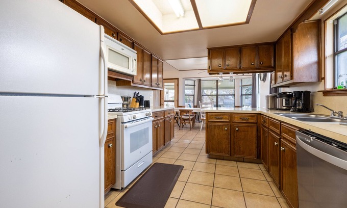 Windy Terrace House | 4b2b CozyBeautiful quiet newly renovated family home, shady yards