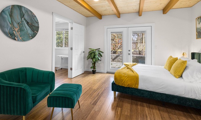 Kingsgate House | 4BD/3BA Abode w Hot tub and Sauna NEW