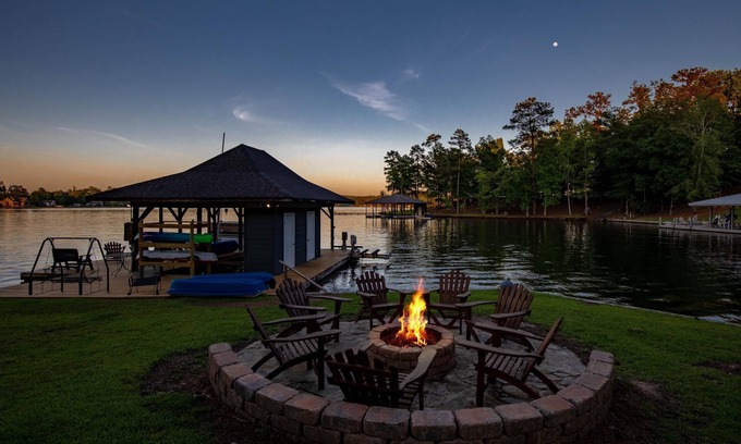Dadeville House | 4BD 4BA 2 King Suites, Nursery, Kayaks, Lilypad, Pool Table, Foosball, AirHockey