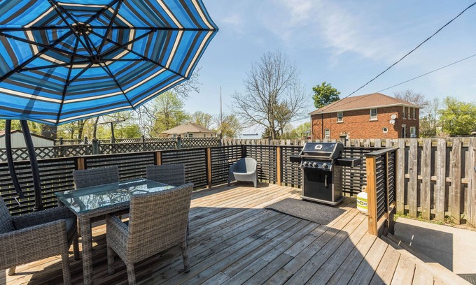 St. Catharines House | 4BDRM Sunset Niagara Home + Outdoor Patio + Lake