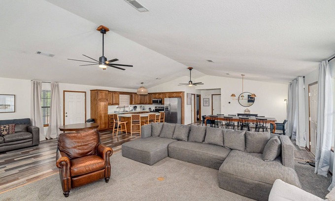 Kingston House | 4Bdrm Walk to Beach Firepit Ping Pong Texoma