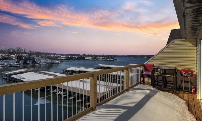 Osage Beach Condo | 4Bed 2Bath Ledges Escape Top Floor