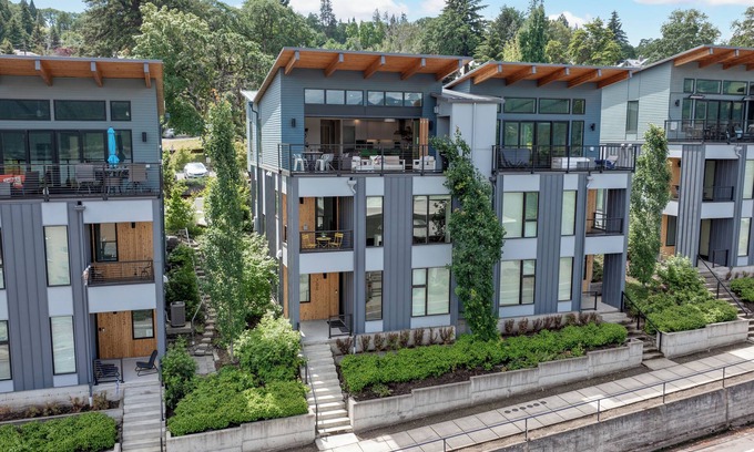 Hood River House | 4Bed/3 Bath Modern, high-end townhome, river view, 1 block to downtown