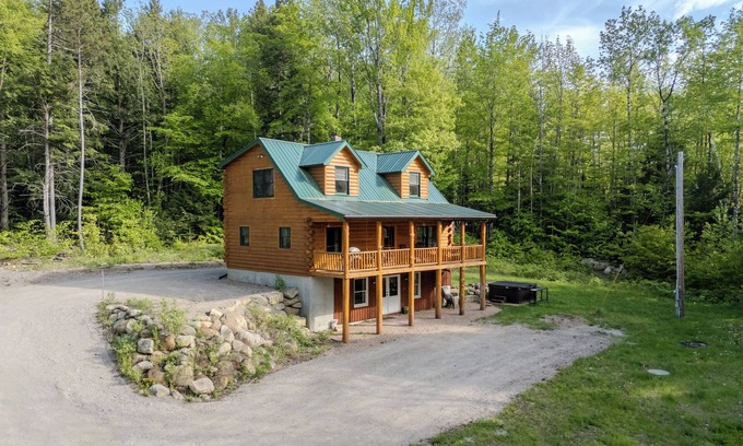 Jackson Cabin | 4Bed 3Bath Cabin w/Hot Tub Near North Conway #TheIntervaleCabin
