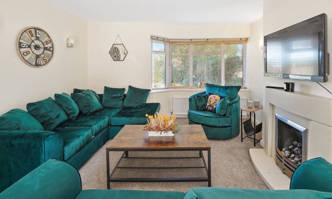 Iver House | 4bed 3bath House Private Parking & Garden