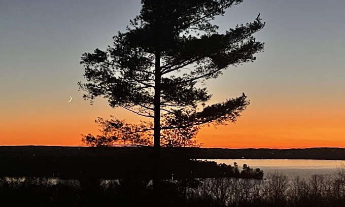 Rapid City House | 4Bed2Bath Mins from Torch Lake-private, spacious, w/ scenic sunsets & Lake View