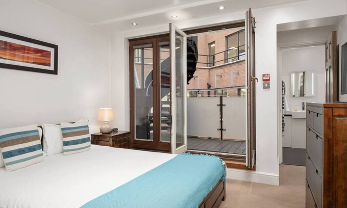 Lime Street Apartment | 4BG 1BR sleeps 4 Balcony Air Con