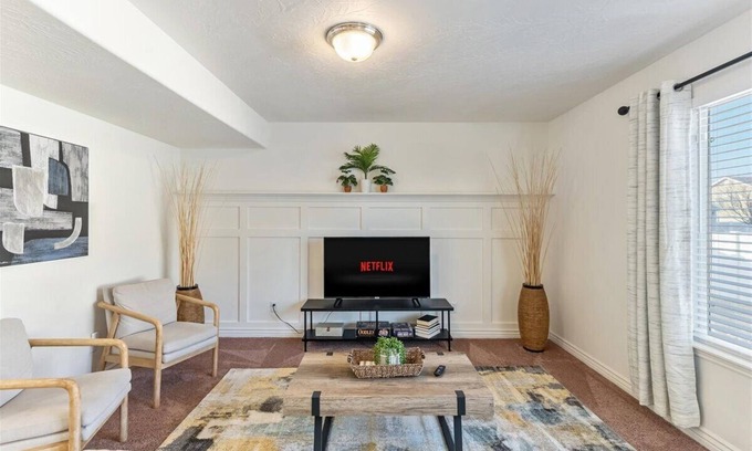 Lehi House | 4BR/2.5B Pet Friendly! 2 Car Garage near Utah Lake!