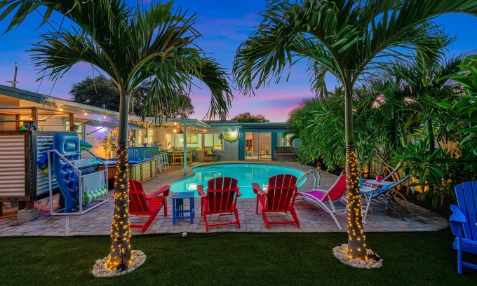 Seminole House | 4br 2b Tropical Paradise HEATED POOL & Hot Tub 5min to the BEACH🏝