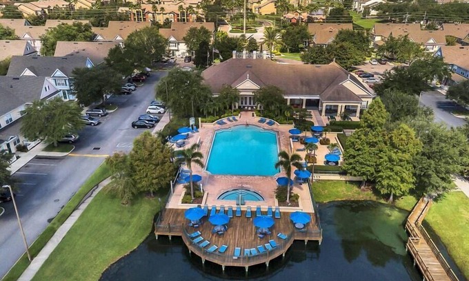 Venetian Bay Villages House | 4BR, 3BA corner house overlooking the lake