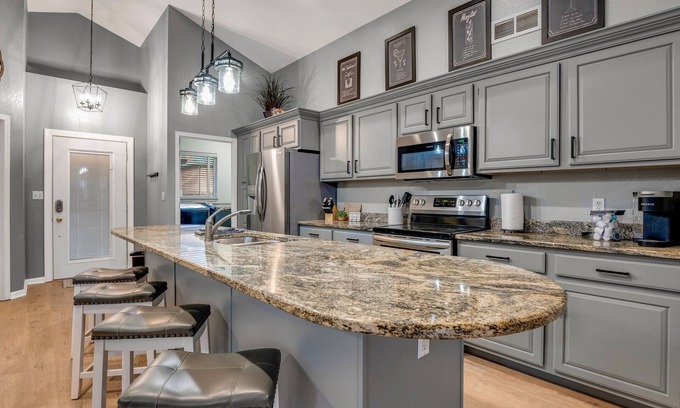 Camdenton House | 4BR/3BA Old Kinderhook Family Gathering and Golfing Getaway!