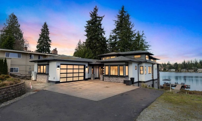 Burien House | 4BR 4BA Modern Lakefront Lodge