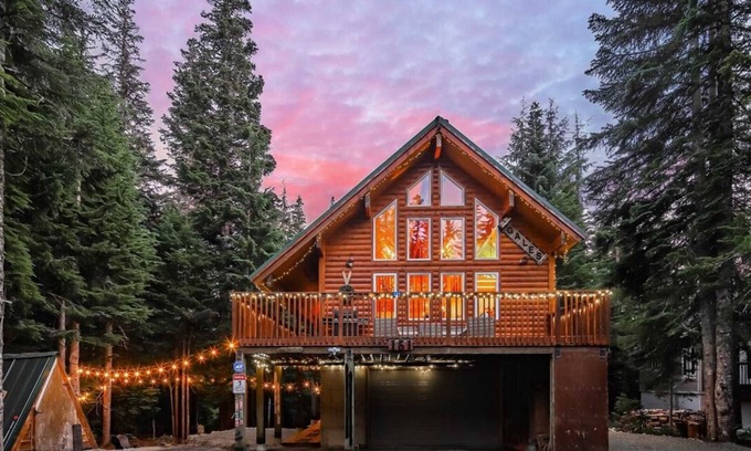 North Bend House | 4BR Alpine Retreat on Creek, Near Hiking & Biking