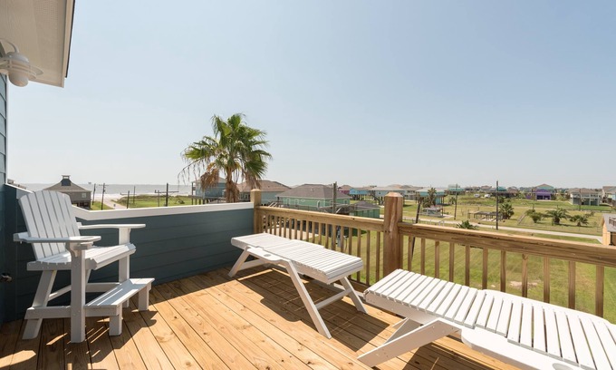 Crystal Beach House | 4BR Beach House | Tiki Bar, BBQ, Pet-Friendly & Sleeps 14