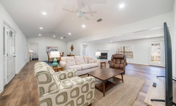 Jones Mills House | 4BR Beautiful and Spacious Lakehouse