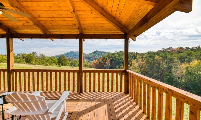Gatlinburg - Pigeon Forge Cabin | 4BR cabin Sleeps 12 Themed Bunk Room Hot Tub Lasting Memories Made Here!