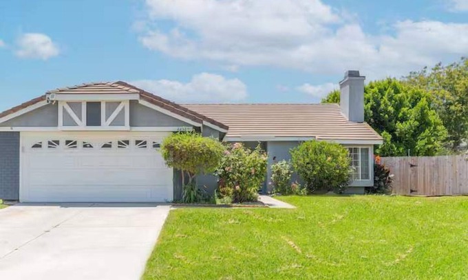 Riverside House | 4BR Family Home | Large Yard, Parking, Remodeled