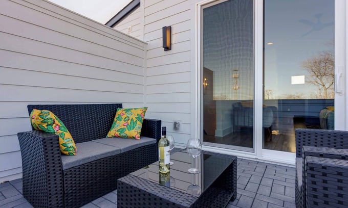 Downtown Nashville House | 4BR Getaway for 12 w/Balcony, Mins to Broadway!