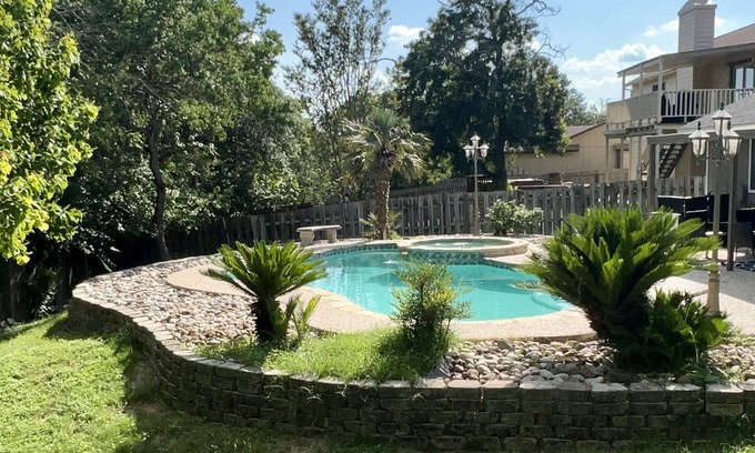 Converse House | 4BR Home~ Backyard Pool Oasis ~ Pet Friendly