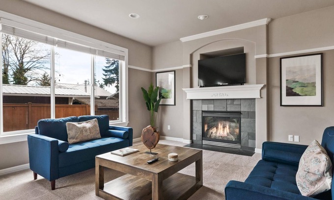 Kent House | 4BR Home in Kent w/ Office