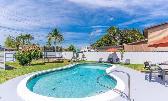 Dania Beach Apartment | 4BR House, Heated Pool 5 mins to Beach Game Room