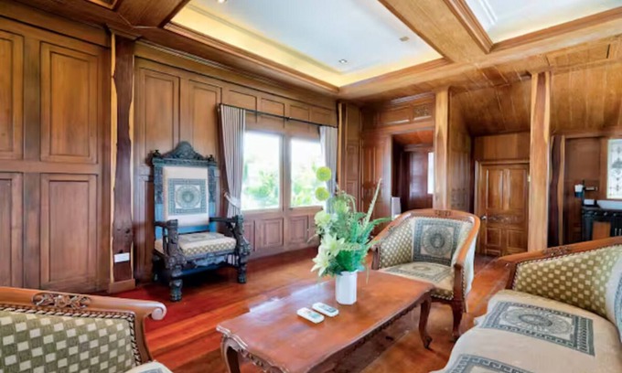 Pattaya Villa | 4BR Luxury Houseboat Villa near Beach in Pattaya