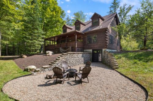Bartlett House | 4BR Mountain retreat with Ski Base Bikes & Yard
