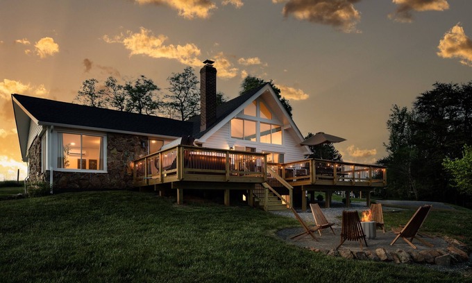 Luray Cottage | 4BR! Mountain View! Hot Tub! Fire Pit. Games. King beds. Sleep 8! Near SNP.