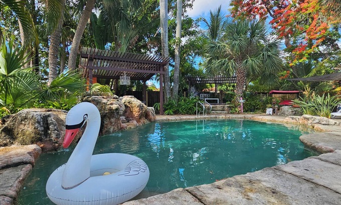 South Lake House | 4BR, Private Backyard Oasis/POOL & HotTub(Jacuzzy)