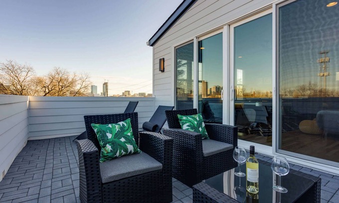 Downtown Nashville House | 4BR Retreat for 12 w/Balcony, Mins to Broadway!