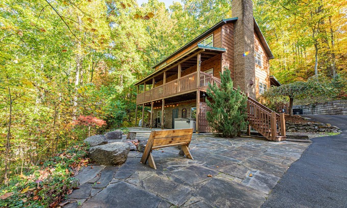 Gatlinburg - Pigeon Forge Cabin | 4BR Retreat: Hot Tub, Arcade, Games, Near GSMNP