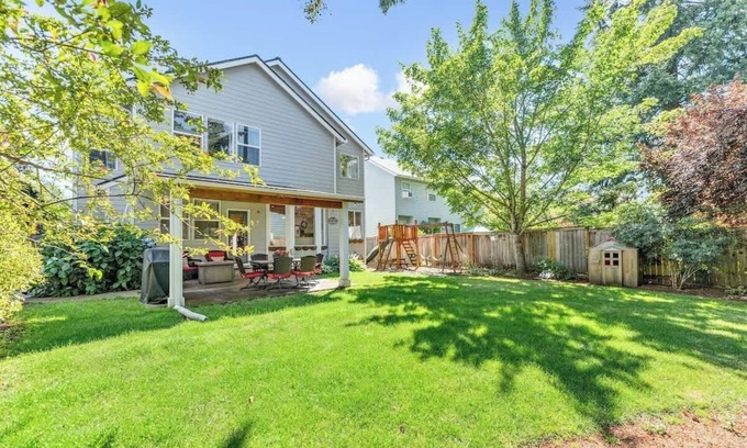 Vancouver House | 4BR Retreat | Patio, Playground, Firepit + BBQ