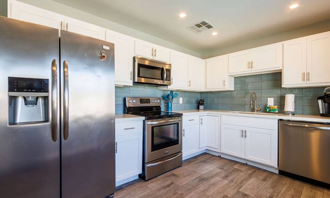 Scottsdale Estates Five House | 4BR Sleeps 8 Heated Pool Yard Games BBQ!