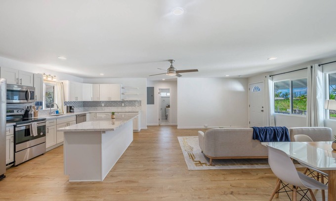 Wahiawa House | 4BR Sleeps 8 - Wahiawa + WiFi, Parking, AC + Surf