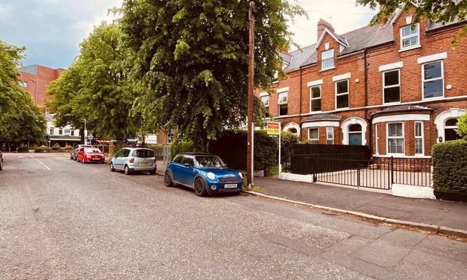 Ormeau House | 4BR Spacious Home- 5 Mins to City - Parking
