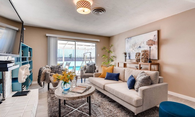 Paradise House | 4BR Villa w/Pool. 8 min to Strip/convention centr