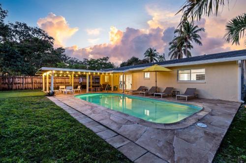 Palm Aire Village West House | 4BR with Private Pool and Game Room - Prime Location