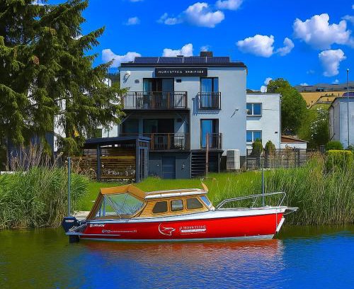 Ilawa Apartment | 4jeziora - prywatny dostęp do rzeki, pomost, ogrodem, wiata grillowa, rowerek wodny, kajaki i SUP w cenie, parking, psiaki dozwolone