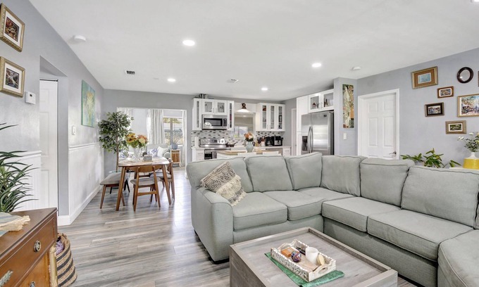 Miramar House | 4mi to Hard Rock Stadium, 9mi to Hollywood Beach and Full Patio