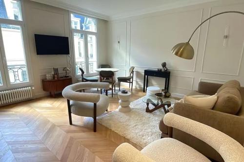 Faubourg-du-Roule Apartment | 4P 1BR - Fully Renovated with AC - Champs-Elysées