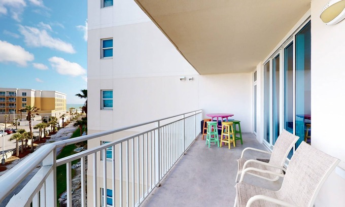 Fort Walton Beach Condo | 4th-floor beach-chic condo at waterscape - waterfall & lazy river