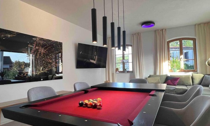 Ebersberg District Apartment | 4YOUnic Billard * 2 BR * 75-Zoll TV * Boxspringbett